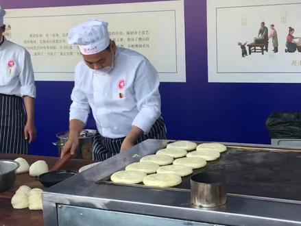 打饼子带表演打击乐
一把小擀杖在案板敲起迷人鼓点
稷山四宝之一饼子的制作工艺