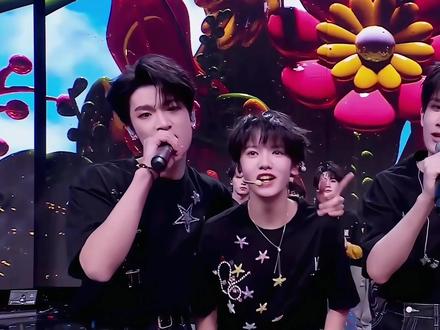 致歉一切(赔笑)
张家人来了 统统闪开
#张奕然#张峻豪#谁放弃谁就是小弟#流量#热门