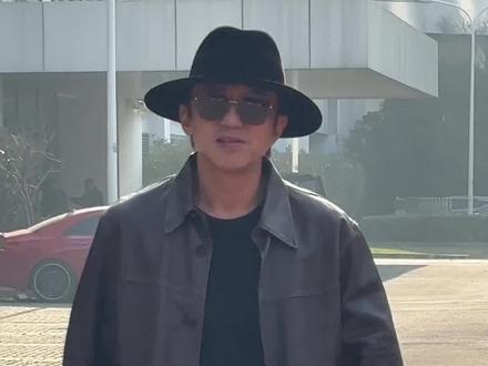 超哥送了我们巧克力!还问我们下一步去哪里借粉 并且说今天去春晚彩排 #邓超 未经允许🈲二传视频