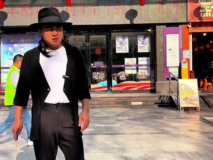 街头挑战教太空步,一教一个会#太空步 #街头 #街头挑战