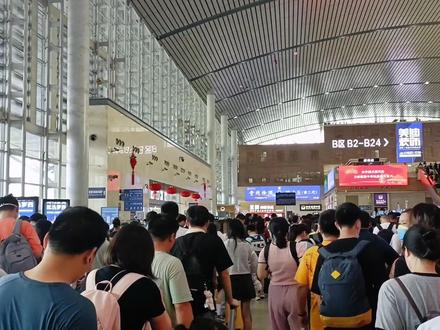 没想到吧?清远的高铁站人山人海。#现场实拍 #在路上