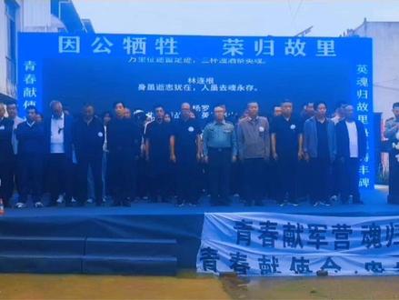 邓州烈士王彤,23岁,南阳邓州市陶营镇王良村人,解放军战士,2026年5月执行任务时牺牲。
他初入军营体重210斤,凭“掉皮掉肉不掉队”韧劲减重30斤,从体能短板蜕变为训练标兵。下连队后扎根保障岗位,主动考取装备维修资质,向厂家师傅请教,熟练掌握设备检修技能,西藏轮战助训时,不惧高原艰苦,保障官兵后勤。还默默承担全营水电维修,被战友称赞“用无声付出守护装备平稳运行”,后选送三三零二工厂、军地驾驶培训,均以优异成绩结业。2026年主动请缨装备小修认证考核,成长为业务骨干并任副班长
牺牲后家乡举行追卓会,战友评价他“把青春献给军营,用生命践行军人誓言”,乡亲称其“以青春许家国,以热血赴使命。