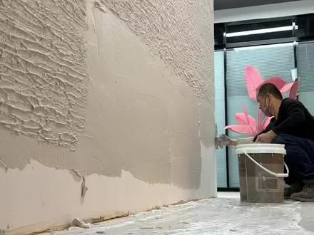墙面纹理树皮纹施工流程攻略,这个纹理适合做各种形象墙,背景墙,饭店,会所,各种店面墙面,配上射灯效果杠杠的,我们主要做各种各样的艺术墙面,都是靠手艺吃饭的。#北京装修 #艺术涂料 #室内设计 #微水泥施工