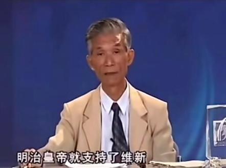 #正确看待历史# 周思源教授的演讲:
“康乾盛世”的提法由来已久,有时也叫“康雍乾盛世”,由于雍正皇帝一直背着窃昭篡位、弑父屠弟的恶名,盛世很少有他的份。虽然我国著名历史学家孟森先生和日本历史学家宫崎市定早已开始对此质疑,但直到20世纪70年代我国旅日历史学家杨启樵先生多次赴台湾故宫博物院查阅了二万多件康熙朝,尤其是雍正朝的密折,发表了一系列论文和专著,才算把雍正的案彻底翻过来。不过人们习惯上仍然称“康雍乾盛世”为“康乾盛世”。
清朝(1644—1911)在位268年,总共有十个皇帝。位居二、三、四位的康熙在位61年、雍正在位13年、乾隆在位60年,共134年,占了清朝的一半。乾隆禅位于嘉庆皇帝后仅仅44年,就发生了鸦片战争,中国一败涂地。以后的几十年中,中国始终处于被列强不断侵略、割地赔款、几乎被瓜分的危难之中,直到1911年清王朝被孙中山领导的辛亥革命推翻。
我的基本观点是:并不否定康雍乾三代的历史功绩,但是不赞成现在依旧把康雍乾时期说成“康乾盛世”,尤其不赞成对康乾之世作过高的评价。我们应当从比较历史学的角度,认真总结康雍乾三代的得失。正确认识康雍乾三世的得失,有助于加快我们进行社会主义现代化的步伐。
一. 康雍乾三代的历史贡献及其和汉朝、唐朝的比较
康熙、雍正、乾隆三位皇帝的确很有作为,做出了一些重大的历史贡献,其中康熙的贡献最大。他们先后削平三藩,收复台湾,平定准格尔部、回部、罗卜藏丹津、大小金川土司叛乱等。康雍乾三帝最主要的功绩是将汉、唐、元朝以来的版图从此固定了下来,为多民族的现代中国的疆域奠定了基础。
由于清朝是人数很少的满族统治全国,它必须依靠其他少数民族(主要是蒙族)和它一起来加强对汉族的统治,而且必须努力学习先进的汉文化才能进行有效的统治。因此康雍乾三帝对加强少数民族地区的管理和加快各民族的融合,都做出了重要贡献。其中值得大书一笔的是以“改土归流”为代表的对少数民族地区的管理。所谓的“改土归流”,就是将过去少数民族地区的世袭的土官、土司改为由朝廷任命有一定任期而流动的官吏。“改土归流”之后大大地加强了这些地区的国家意识。
戴逸先生强调,“康雍乾盛世是中国历史上发展程度最高、最兴旺繁荣的盛世”,他认为这个时期“生产力高度发展”,理由是当时中国人口已有三亿,而西汉盛世时不过五千万;唐朝开元盛世也只有八千万左右。“这样康雍乾盛世的经济