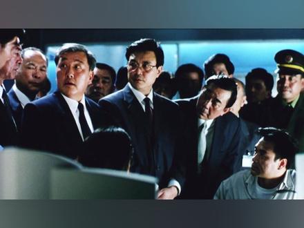 该片根据1998年9月10日中国东方航空586号班机事故改编 一架从上海飞往北京的民航客机即将起飞,在这次航班上,机长李嘉棠(邵兵 饰)和乘务长妻子丘叶华(徐帆 饰)的婚姻正陷入问题,即将辞职结婚的空姐舒骏(池华琼 饰)静静等来了自己的最后一次飞行,而形形色色的乘客们:害怕耽误工作任务的魏朝成(魏宗万 饰)、自视甚高的孟凡(林栋甫 饰)等等,也都各怀心事踏上了旅途。然而起飞不久,李嘉棠发现起落架故障无法放下,这意味着飞机无法正常降落,他迅速向地面指挥报告了这一情况。工程师刘元(尤勇 饰)担任地面总指挥,与李嘉棠在市长等领导亲临现场的关注下,尝试了多种应急方案,但最终无法排除故障,国外公司传来的资料也无法应对这种特殊情况。在飞机燃料只能支持两个小时的前提下,李嘉棠等人只能选择紧急迫降,市长与各部门竭尽全力降低事故可能,然而这次迫降的难度毕竟太大……
故事情节很简单,一次突如其来的飞机故障,让飞机上的每个人都感到了生命的脆弱。面对着有可能终结的生命,不同的人流露了不同的情绪,人性的光辉在此刻闪耀,机长的柔情铁汉的形象通过几个眼神就传递出在工作岗位上的稳重临危不变和面对家一庭时转瞬而逝的倦归和柔情,乘务员们用冷静柔情和微笑面对每一位乘客,大家共患难。其实在本片中,特效啥的都不是重点,打动我的是一种叫信任,团结,共患难的真情!#影视经典补完计划 #青年创作者成长计划 #内容启发搜索 #了不起的精讲团 #一剪到底