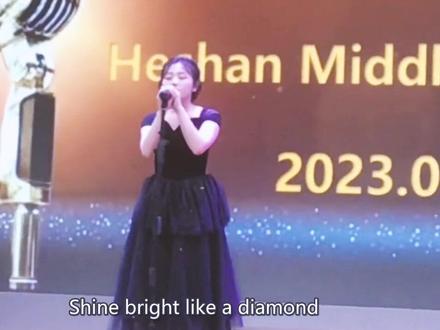 音乐一响秒进状态,中学生翻唱#diamonds 获得亚军,网友:亚军都这样了,那冠军不得起飞了#校园 #校园音乐 #英文歌