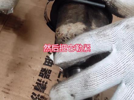 还记得以前要想把这种卡子上紧,就靠一把起子和钳子,我相信老师傅都这么干过#汽车维修 #修车 @抖音热点