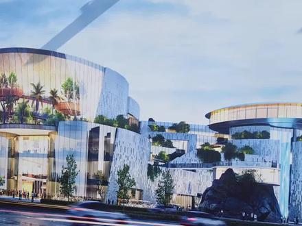 #真实生活分享官 鳌江杭州大厦推进神速,从项目计划公布,到效果图释出、现场围挡落地,全程仅用2个月;而龙港万象城,自官宣规划以来,目前现场仅见围挡框架雏形。两大商业体由228国道串联,且均敲定2029年开业,届时双城双商圈必有新对决,衷心希望龙港能提速推进,避免落得“起大早,赶晚集”的局面。#真实生活分享计划 #龙港新闻 #万象城