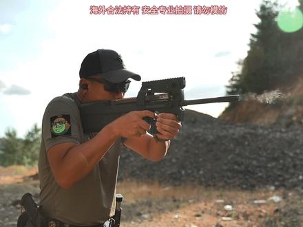 比利时FN公司P90冲锋枪的使用方法 P90冲锋枪(英文:P90 Submachine Gun)是比利时赫斯塔尔公司研制的一型冲锋枪,属于单兵自卫武器(PDW)类别枪械。P90冲锋枪是世界上第一支使用了全新弹药的个人防卫武器,P90使用5.7毫米的高速率子弹,弹匣里可以装下50发子弹,有着14发每秒的高射速,5.7×28毫米弹药可以轻易的穿透具有三级、四级甚至于五级防护能力防弹背心;该枪采用的SS190子弹重量较弹头较尖、长,膛压只比9毫米高约50%,让P90冲锋枪可以采用简单可靠的运作方式,同时拥有良好射击精准度。
#射击 #P90 #冲锋枪 #实用射击 #战术射击