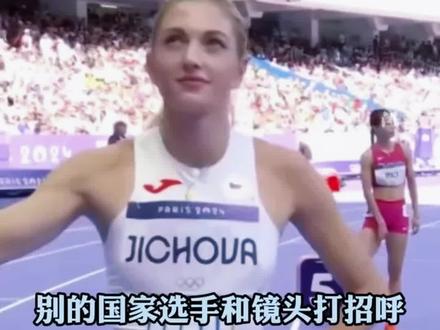 中国选手莫家蝶以第一名晋级!#莫家蝶 #田径 #比赛现场 #体育精神 #巴黎奥运会