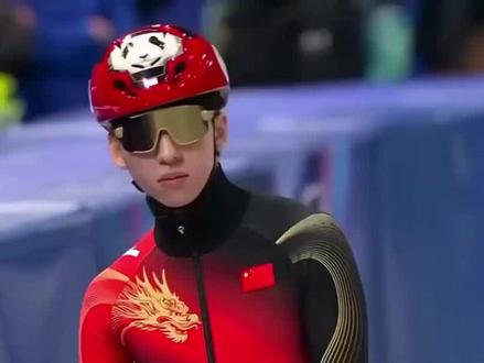 林孝埈短道速滑两次滑出赛道都被判犯规,这背后究竟有何隐情?
在蒙特利尔世界巡回赛中,林孝埈的遭遇引发了广泛讨论。男子500米预赛,他与法国选手碰撞被判犯规;1500米四分之一决赛,又因“让道失败”再次受罚。这不仅影响了他的积分赛,更凸显了短道速滑规则判罚的复杂与争议。林孝埈的职业生涯本就充满转折,2019年训练场冲突导致他被禁赛一年,彻底改变了他的轨迹。此次事件,再次将他的现状推向公众视野,昔日“六边形战士”如今表现不再如以往那般充满活力。短道速滑,高度依赖技巧与策略,高速滑行中碰撞频发,如何界定犯规成为难题。裁判判罚受视频回放、赛场环境及运动员过往记录等多重因素影响,这也让林孝埈的摔出赛道事件,不仅仅关乎个人竞技状态,更反映了国际短道速滑界的复杂利益关系。
对于林孝埈的遭遇你怎么看?快来评论区发表你的看法吧!
##滑冰##滑冰场##比赛#犯规