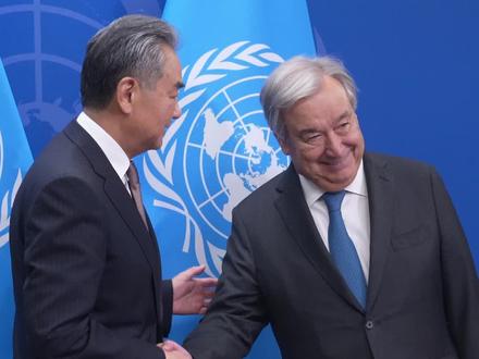 27日,王毅外长和联合国秘书长古特雷斯会面。在拍照结束后,古特雷斯拉着外长的手,给他介绍了一位“勤奋的总台记者”。#总台记者徐德智