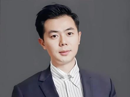 #张俊杰 #云南昆明人
#云南名人 #中国企业家
#中国名人 @DOU+小助手
张俊杰,原名张军,1993年出生于云南昆明,霸王茶姬创始人、董事长兼CEO。张俊杰10岁时父母相继离世,独自流浪7年。2017年6月创立霸王茶姬,2019年8月海外首店在马来西亚开业。2021年将总部迁至四川成都并完成超3亿元A、B轮融资,由XVC、复星联合和琮碧秋实领投。截至2024年底全球门店6440家,会员超1.3亿人。2025年4月霸王茶姬在纳斯达克上市,股票代码“CHA”,成为首个登陆美股的中国新茶饮品牌,首日市值突破540亿元人民币。同年2月参与华为闭门交流,10月以135亿元财富首次入选《胡润百富榜》。