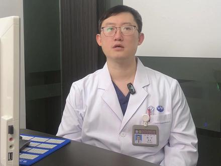 仔细看👉克罗恩病的生活指南 1、在饮食过程中避免摄入过量的不可溶性纤维、油腻和刺激性食物(像辣椒、咖啡、酒精),因为这些食物都会增加肠道的负担。建议多吃瘦肉、鱼、鸡蛋、香蕉、米饭等溶易消化的食物。同时呢,要避免暴饮暴食。如果出现营养不良,可以在医生指导下补充维生素或微量元素。
2、生活习惯也很重要,保持充足的睡眠和规律的生活作息有助于减轻身体压力,从而降低疾病复发的风险。吸烟也是克罗恩病的重要风险因素,会加重病情并增加手术几率。所以,戒烟是每位克罗恩病患者的首要任务。
3、运动,适当的低强度运动(比如说散步、瑜伽)可以增强免疫力,改善情绪,但要避免过度劳累。
#粪菌移植郑宁#粪菌移植#克罗恩#克罗恩病#克罗恩饮食