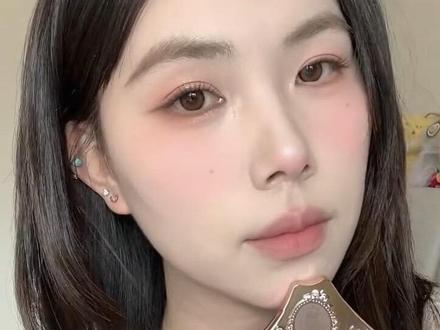 兔系就是如此美萌!!!淡颜粉棕奶咖~每次都好期待花知晓上新!#花知晓 #花知晓邦尼花园系列 #眼妆教程 #花知晓眼影盘 #眼影盘