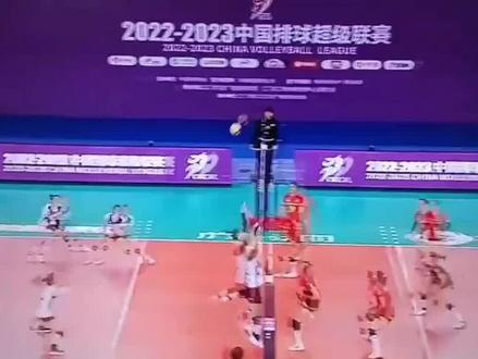 春节假期快过完了,中国女排排超季后赛马上开打,今年不少球队都有大动作,看点特别多。
因为赛制调整,联赛拉长,国家队集训也推迟了一个月。各俱乐部可没闲着,都在悄悄补强。辽宁女排虽然降级,但引进38岁土耳其接应巴萨,准备明年冲A。河南女排在双外援基础上,再添德国外援范加克,实力再上一个台阶。北京和河北还换了主帅,河北请来沈芒,北京则换掉外教德扬,重新启用少帅匡琦。
匡琦今年只有26岁,去年带队成绩不错,很会培养新人,单琳倩、董禹含、邹佳琪都在他手下进步明显。这次重新执教北京女排,球队阵容更齐整,季后赛很有希望冲击四强。
天津女排也迎来好消息,老将王艺竹回归,和娜塔莉亚、马丁内斯组成强力组合,争冠底气更足。
山东女排更是迎来重磅利好——冠军自由人王梦洁复出。之前大家都以为她要去大学当教练,直接退役,没想到她推迟退役,继续代表山东打季后赛。她的伤病恢复得不错,只要身体允许,之后还有望重返国家队,分担倪非凡的压力,对中国女排来说也是个好消息。王梦洁一回来,山东女排阵容完整,冲四强机会大增。
刚升上A组的浙江女排,想要和江苏、福建、山东这些强队抗衡,预计也会召回陈曦悦、曾洁雅两位主力伤员。
今年排超季后赛,各队补强、换帅、老将回归,阵容都很强。比赛肯定会非常激烈,咱们就静静期待姑娘们在场上打出精彩表现吧!#女排