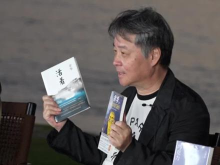 余华老师送给大家的年货竟然是两本书!#余华#余华说年货也可以是书 #活着#十八岁出门远行#余华喊你来给书友送年货