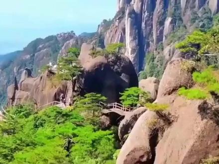 夏日三清山门票优惠政策发布 亲爱的游客朋友们,三清山夏季市场优惠政策已经火热出炉!无论您是带着孩子的家长,还是即将踏上人生新征程的学子,或是热爱旅行的大学生,甚至是上饶本地的居民,都能在这里找到属于自己的优惠与欢乐。
一、儿童节专属福利
时间:2025年5月31日、6月1日优惠内容:12周岁及以下儿童免费畅游三清山!每位小朋友还可携带1名同行家长,家长可享受门索联票半价优惠,仅需123元!
二、中高考学子专属优惠
时间:2025年6月1日-2025年8月31日优惠内容:全国高考学子、中考学子凭准考证和户口本,享受三清山主景区免门票优惠(索道需另行购买)。每位学子还可携带1名同行家长,家长同样享受主景区免门票优惠(索道票另行购买)。
三、大学生搭子票政策
时间:全年对象:全国高校在读大学生优惠内容:两人同行,可享受125元优惠搭子票(含双人门票、索道票)。
以上是三清山景区门票优惠政策,赶紧抓住机会,约上亲朋好友,一起来三清山畅游吧!#三清山门票 #三清山 #三清山旅游 #三清山酒店