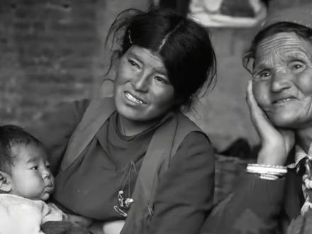 第一次被“虚岁”的解释深深震撼。虚岁的真正含义不仅是一种年龄计算方式,更蕴含着深刻的文化和情感意义。从文化角度来看,虚岁起源于中国古代对生命起点的认知,古人认为生命始于受孕,而非出生。因此,婴儿在母亲腹中的十个月被视为生命的开始,出生时即为1岁。这种计算方式反映了古人对生命孕育过程的尊重和重视,体现了对新生命的祝福和期待。从情感角度而言,虚岁代表着母亲与孩子之间独特的情感纽带。母亲在怀孕期间与孩子共同经历了生命的成长,这种共同的心跳和情感连接被视为孩子生命中的第一年。母亲常说“你多大,妈妈就多大”,正是这种情感的体现,母亲的爱从生命孕育的那一刻就已经开始。
周岁,是你和世界见面的第一年,虚岁,是你和妈妈遇到的第一年。人之所以有虚岁,那是因为单独跟妈妈待在一起的一年,一位妈妈在儿女生日那天说,虽然你周岁是十七岁,但是妈妈爱了你十八年。妈妈永远比这个世界多爱你一年。这一年是我们共同分享心跳的那一年,这一年是唯一只属于我们俩的那一年,这一年也是任何人都比不了的那一年,你多大,妈妈就多大,她生了你,才是妈妈。所以说,虚岁不仅是一个数字,更是母亲无私爱的象征,承载了深厚的文化和情感内涵。#传统文化 #母爱 #思念#情感#人生