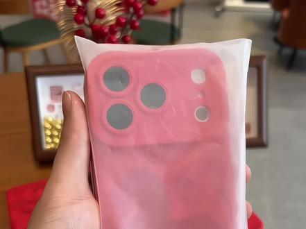 这个丝绒浮雕小马手机壳,颜值与质感真的是双在线!红红火火的马年谁不想用这个马年手机壳!这个效果真的爱了!#新年新手机壳 #手机壳 #这个手机壳真的长在我心巴上了 #一个手机壳展示我的精神状态