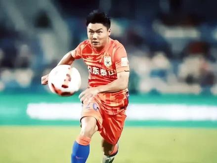 国安又走一人!25岁方昊转会浙江队,球迷怒批:放走最拼小钢炮是昏招。 国安离队潮再添一人!25岁锋线多面手方昊,大概率转会加盟浙江队,国安将收获一笔转会费,消息落定后,国安球迷满是惋惜,直言放走队内最有拼劲的球员,大概率是个致命错误!
2023年方昊从泰山转会国安,签下5年长约,效力3季累计出场66次,贡献8球5助攻,无奈始终被定位替补,出场机会寥寥,萌生离队想法;国安也认为他难成主力,索性放人套现。
曾被泰山球迷唤作“小钢炮”的方昊,身体劲爆、对抗强、爆发力足,速度更是杀手锏,可左可右还能踢影锋,前场多面手属性拉满,25岁正值当打之年,还曾入选伊万国足,只要有稳定出场机会前途可期。
浙江队诚意十足,不仅许诺主力位置,薪资待遇也十分优厚,对他而言堪称职业生涯转折点;但对国安来说,草率放弃这员最拼悍将,无疑是自断臂膀,这个决定实在不明智!#北京国安 #山东泰山 #浙江队