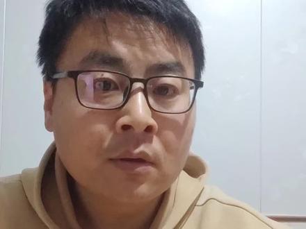 张雪机车车手德比斯遇机械故障遗憾退赛 张雪回应称初步排查是发动机的机油压力下降,按照比赛规则每台赛车在一个赛季允许使用三台发动机。 #张雪机车 #wsbk