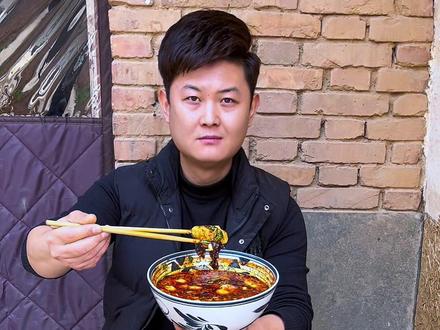 昨天跟发小挖的荠菜么吃完,今天用荠菜包个饺子,真正好吃。大家赶紧动起来。#原创作品 #美食制作分享 #地方特色美食 #农村生活 @神奇的闲鱼 #闲鱼拍赚舞挑战赛