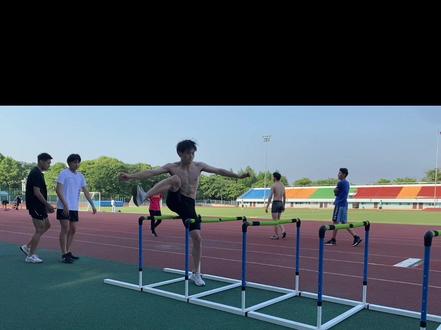 #体育生 #田径训练 #五百天达健将 一套不错的栏架组合练习,步幅小髋比较死的,可以试试