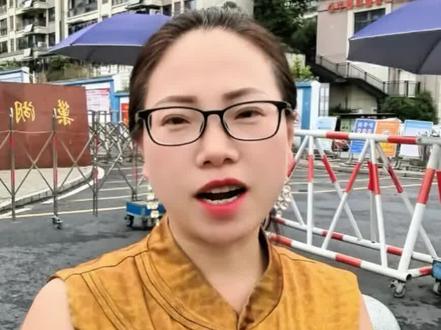 6.8日高考第二天,孩子已经把数学考试的崩溃和失落留在了昨天,今天又重整心态奔赴战场,妈妈为你感到欣慰,儿子我想对你说:高考不是终点,也不是决定你成败的赌注,所以尽力就好!#高考#高考加油#考生家长