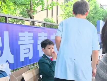 张雪参加儿子运动会,偶遇主动“谈生意”的小朋友,少年未来可期