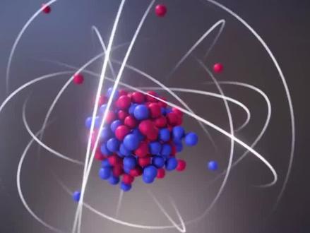 当我们把摩擦起电的过程在微观结构下放大10亿倍,一个奇妙的微观世界会展现在眼前。物质是由原子构成,原子中心是带正电的原子核,由质子和中子组成,周围则是带负电的电子绕核运动 。正常情况下,原子的正负电荷数量相等,呈电中性。
当两个物体相互摩擦时,情况就发生了变化。在微观层面,摩擦让物体表面的原子相互接触和挤压。由于不同物质的原子核对电子的束缚能力不同,束缚电子能力弱的物体,其外层电子就容易在摩擦过程中脱离原子,转移到束缚电子能力强的物体上 。
比如玻璃棒和丝绸摩擦,玻璃棒的原子核对电子的束缚能力较弱,摩擦时电子就会从玻璃棒转移到丝绸上。玻璃棒因失去电子,正电荷数量相对增多而带上正电;丝绸则因得到电子,负电荷数量增多而带上负电。
在这10亿倍放大的微观世界里,我们能清晰看到电子像一群活跃的小粒子,在物体表面穿梭、转移 ,正是这些微观粒子的移动,产生了宏观世界里的摩擦起电现象。