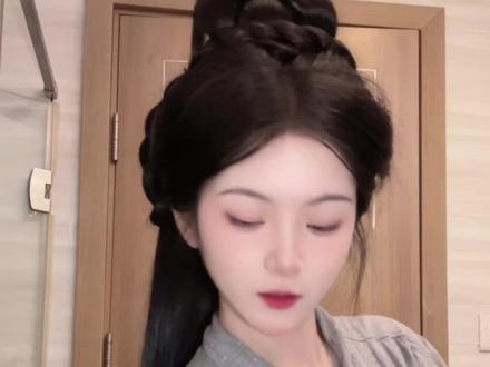 邪修!超帅的宗门大师姐发型教程来啦!
快来学这款🉑武侠🉑仙侠的影视剧的汉服发型!清冷又帅气谁能懂🥹素头也很好看!!
特地配了两套不同风格的服装两套发饰,两套都好喜欢啊我永远爱影视剧服装!#邪修 #发型教程#汉服发型 #仙侠 #武侠