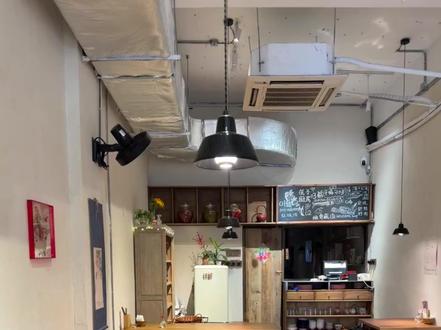 这是家去网红风的小店! 用“家感”设计打造给异乡人的宝藏,当下内卷不断的餐饮店,越来越追求网红店快闪店,结果被这家“不像餐厅的餐厅”上了一课!
◾设计创意唯一,装修避坑,材料价格优势
◾ 店铺設計|商业設計|軟裝設計|
#空间美学设计思路 #商业空间全案设计 #餐饮空间设计#抖音好家大赏 #邪修装修我悟了