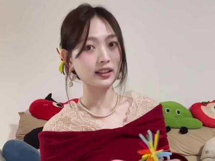 当我买了烟花发夹!来配我的跨年战裙!我将会得到!我的人生照片!好美啊!美得不可方物!没开玩笑!每一帧都美爆了!
#连衣裙 #饰品 #温柔风穿搭