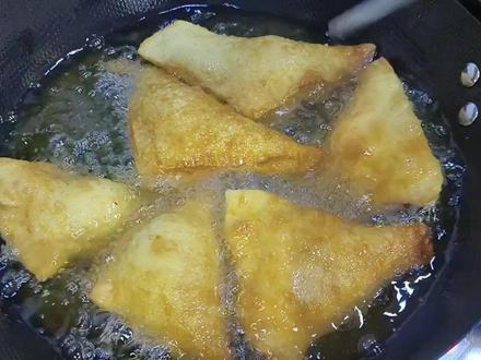 油炸鸡蛋三角包的做法,外酥里嫩,好吃美味,咬一口满嘴香!#三角包#味道好极了你们想吃吗 #美食 #妈呀太香了