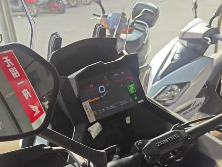 升仕703F随车工具有:工具包,抽油管,油箱盖钥匙。其中自带的工具包基本可以满足整车装配件的简易安装。开启坐垫的时候需要一定技巧,避免拉扯断坐垫加热线。#升仕703f