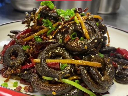 又到了吃盘鳝的时候了,今天给大家分享一道盘鳝的制作方法,香辣过瘾,非常的好吃😋#盘龙鳝#热门 #汉川