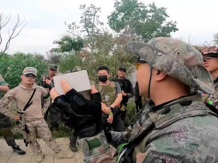4万平的合法户外真人CS场地,爆破模式游戏规则介绍中。