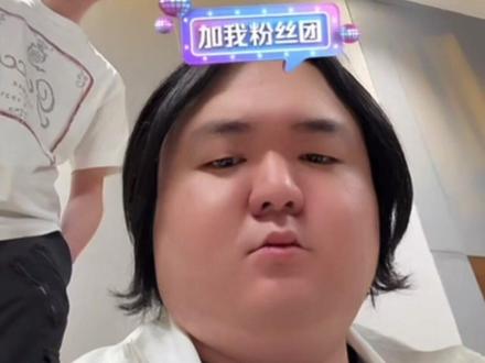 陈伯吐槽和平精英决赛赛程冗长,舟车劳顿无餐无水还没美颜,和猴子想整活碍于官方主场不敢玩梗,无奈中途下场休息。#陈伯全能王 #陈伯百万二创激励计划 #陈伯参加大吉大利杯