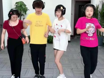 音乐卧底游戏,最后一个笑死我了#办公室游戏 #看一遍笑一遍 #谁是卧底 #音乐卧底游戏挑战