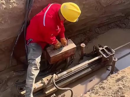 今天来打一条引水管道,就让忙碌的身影,成为了一道独特的风景线吧。#打过路眼 #非开挖水平定向钻机 #现场施工 #非开挖顶管施工 #水平定向钻