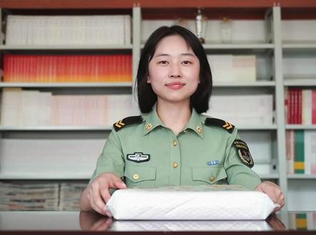 联勤女兵带你开箱 #录取通知书 #军校 (闫涛、孙鲁杰、周德昂、刘建峰,编辑:向虹禹)
