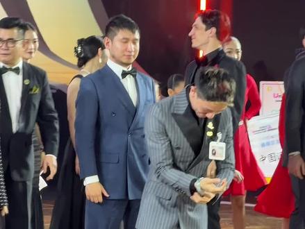 火爆全网《羞答答的玫瑰》拉丁裁判舞 法拉利老了也还是法拉利,到底是“法拉利”还是“老了”你们说?#拉丁裁判跳舞 #法拉利老了也还是法拉利 #羞答答的玫瑰静悄悄的开 #优雅实在是太优雅了#休闲拉丁李玉琨