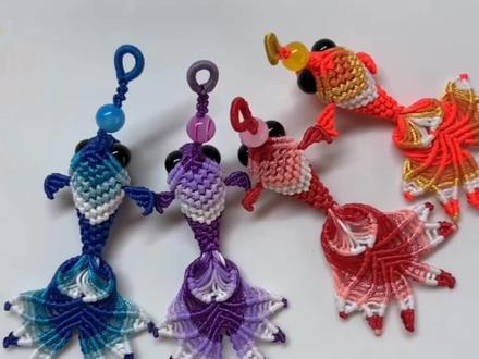 手工绳编教程,彩色鲤鱼挂坠的制作方法!