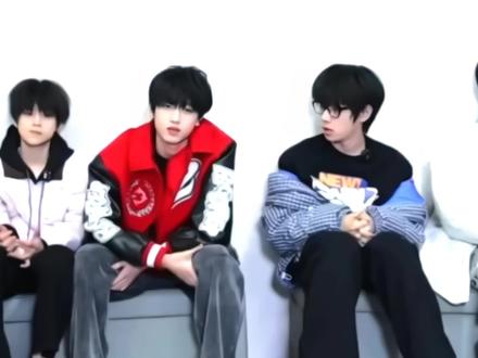 对视是人类不带精神情欲的接吻 但是‘’人的眼睛是一部相机 虚化所有 聚焦爱‘’#桂橹#王橹杰#张桂源