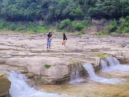 红豆杉大峡谷 太行一号音乐公路自驾线路:①云台山叠彩洞→夺火乡→右转→太行一号风景道→卧佛村→老里掌音乐公路→太行一号0公里文化驿站→棋子山→浙水村→鹅屋→壶关太行山大峡谷→林州合涧镇②宝泉高速口→宝上路→武家湾→红豆杉大峡谷→黑毛沟大峡谷→横水村→太行一号线→卧佛山庄→音乐公路→太行一号0公里文化驿站→王莽岭→螺旋高速→万仙山高速口。③晋城市→太行一号线→柳树口镇→太行一号线→夺火乡→音乐公路→浙水村→福头村→壶关太行山大峡谷#宝泉风景区 #好山好水好风景 #南太行风景 #河南刚哥@河南刚哥小号