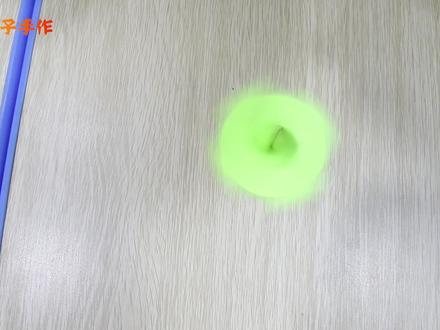 老师教同学们折纸陀螺,旋转起来又快又稳,好玩到停不下来