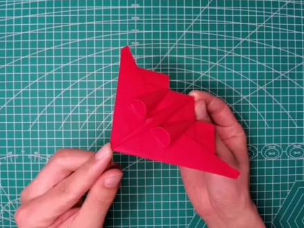 制作步骤超级简单明白,小孩子也能做出世界经典超酷军机。此款隐身轰炸机造价十分昂贵,出厂单价达13亿美元#折纸