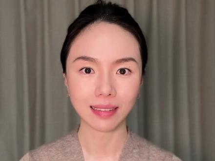 宋雨琦的事业运为什么越来越好? 近几年,高智感被常常提及,却常被窄化为外在标签。
其实它不一定是学历或外貌的体现,而是牢牢握在自己手里的 “人生主动权”。
雨琦16岁义无反顾成为练习生,把挫折与质疑,变成了凌晨练习室的汗水,用作品传递真实态度。
Tory女士用一个品牌的成长,证明了女性的热爱,从来不会被身份、年龄、环境所局限。
她们的故事之所以能给人力量,是因为在她们身上能看到,人生不是一条既定的轨道,而是一片可以自主开垦的原野。安稳舒适很好,但如果那不是内心真正向往的方向,偏离本身,也是一种忠于自我、值得尊敬的奔赴。
这份清醒与笃定,也恰好写进了TORY BURCH的设计里。就像Charlie包利落的线条,藏着不被世俗定义的态度,简约却有力量。
正所谓内心越丰盈,外在越从容简单。真正的高智女性,不必靠繁复装点自己,只需守住内心的笃定,在自己的节奏里安静生长,自有光芒。
#TORYBURCH #TORYBURCH与宋雨琦 #TORYBURCH品牌代言人宋雨琦 #TB查理包 #高智风