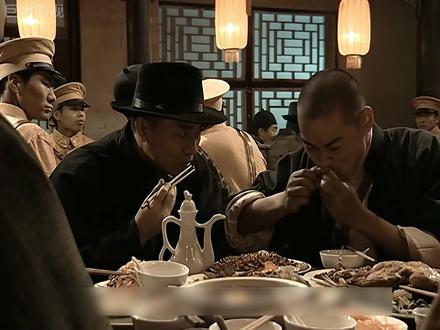 和尚给大伙表演喝花生米 #亮剑 #军旅